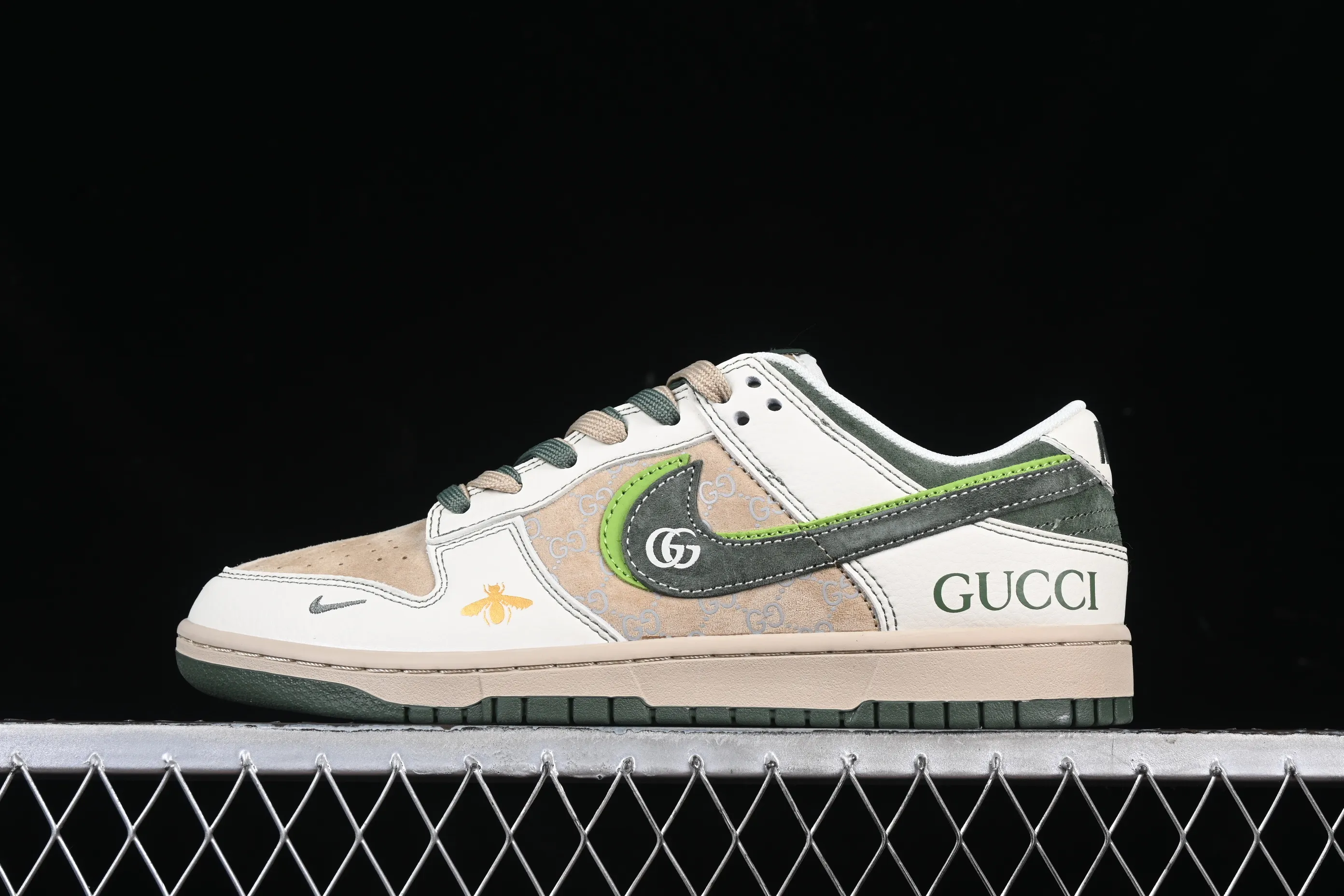All categories Nk SB Dunk Series Nk SB Dunk Low High-end customized low-top sneakers Nk SB Dunk Low Gucci co-branded Little Bee Green Hook Anniversary high-end customized low-top casual sneakers DM6868-025